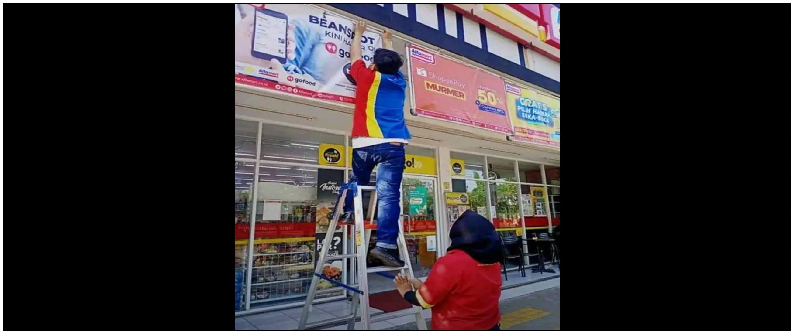 Bikin lihat dua kali, 11 potret kocak di parkiran minimarket ini ada-ada saja tingkahnya