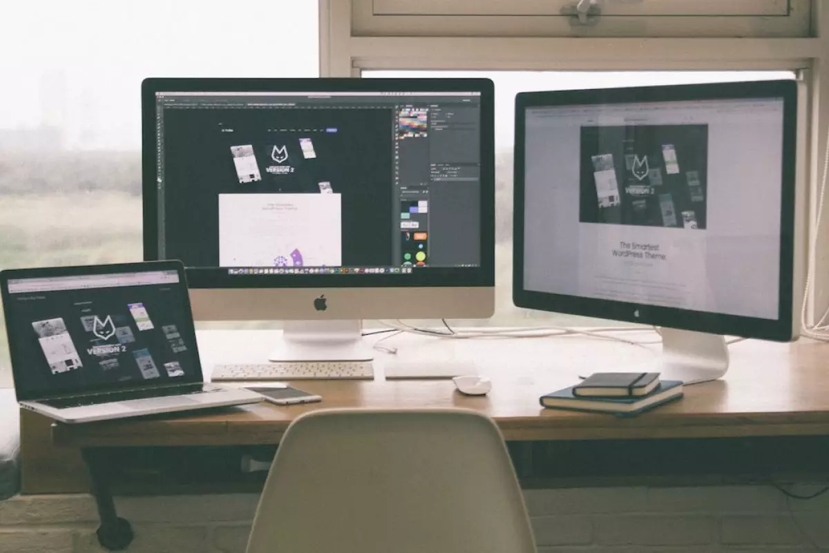 Cara sederhana memasangkan laptop dengan monitor eksternal, main game makin puas