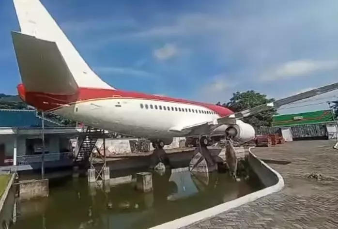 penampakan pesawat terparkir depan rumah TikTok