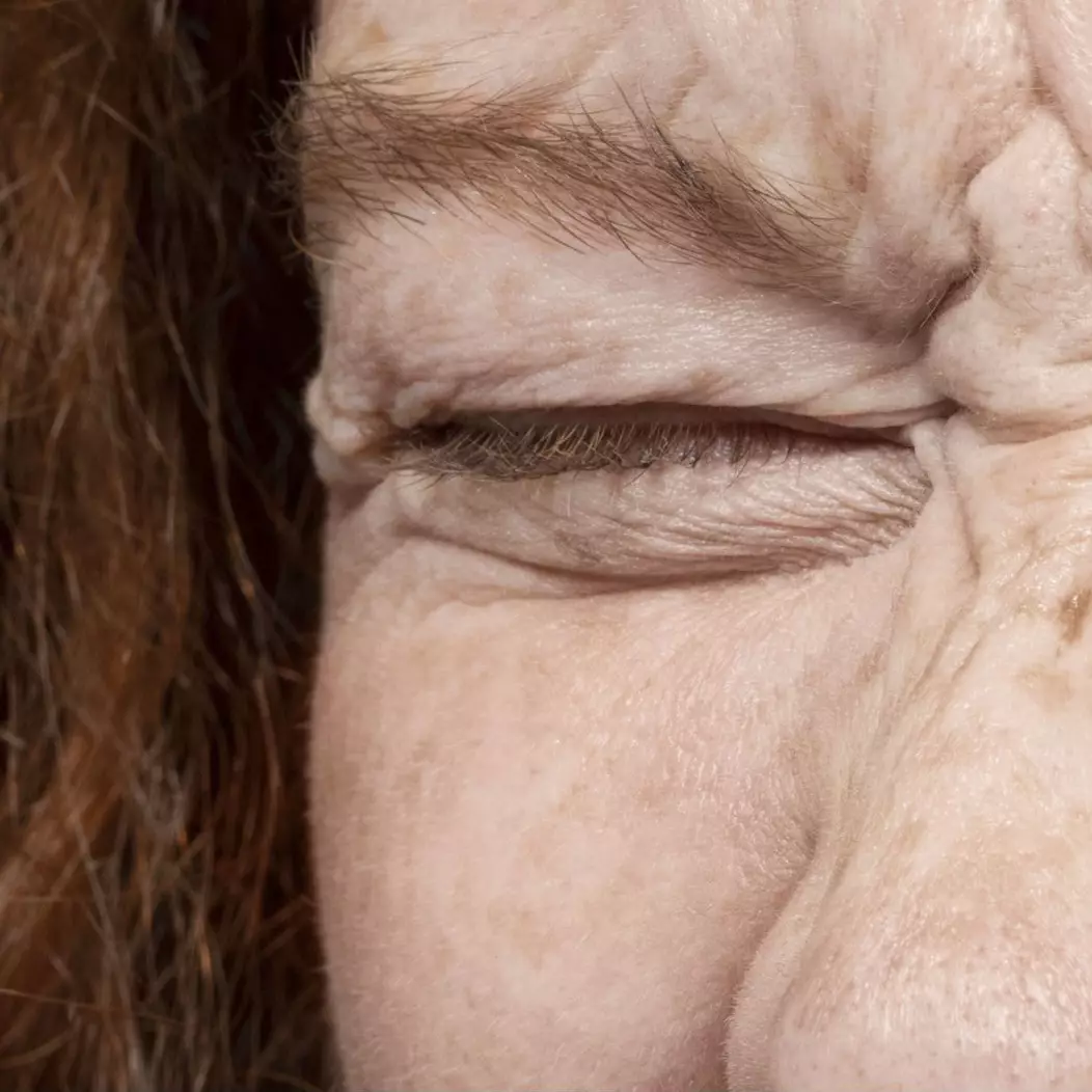 Trik atasi garis halus dan keriput hanya pakai serum dari 1 jenis bunga, bikin kulit awet muda