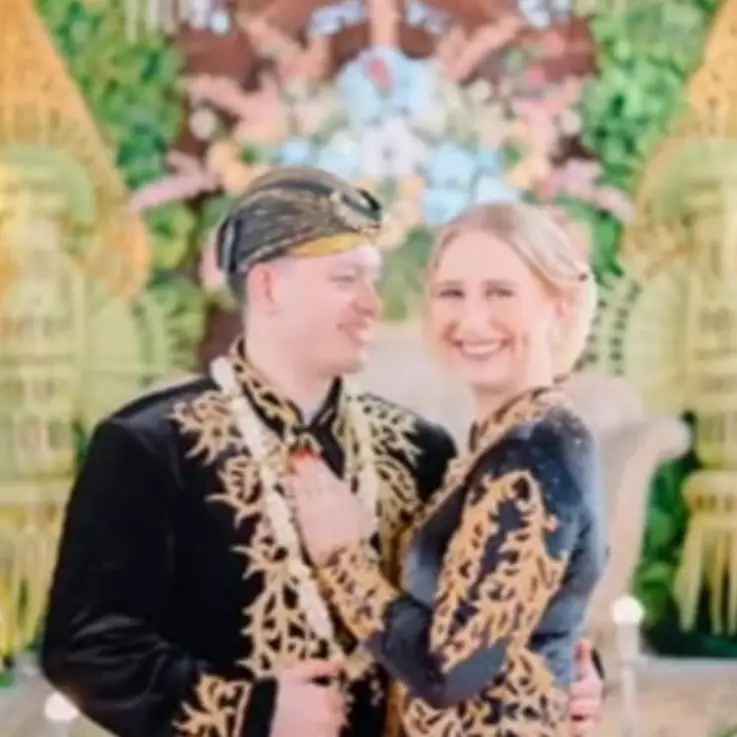 Pilih menikah dengan cara unik, pasangan bule ini adakan pernikahan adat Jawa pakai bahasa Inggris