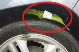 11 Potret kocak kelakuan orang saat nambal ban bocor ini bikin ngelus dada, sabar hadapi cobaan