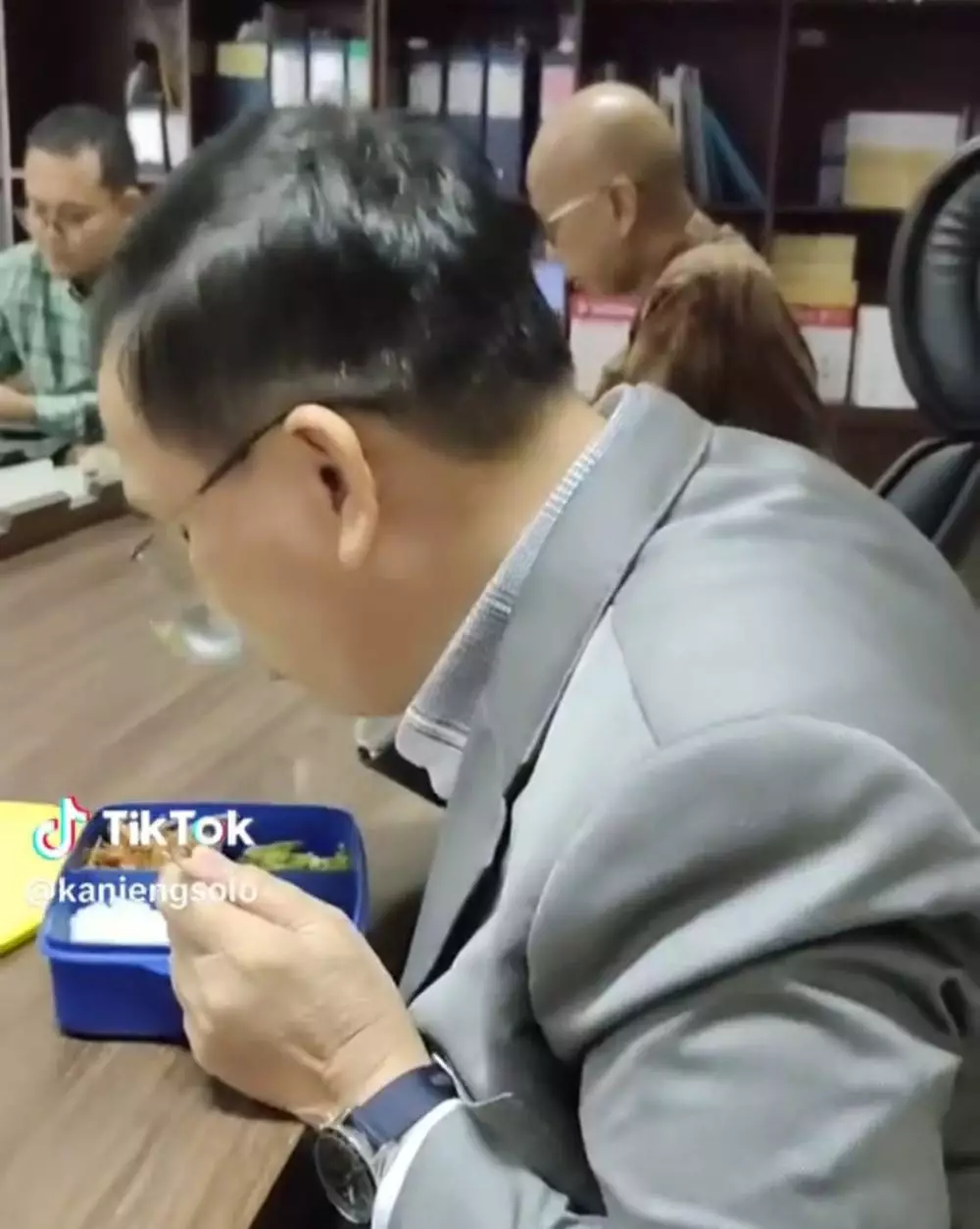 nggak malu bawa lauk dari rumah © TikTok