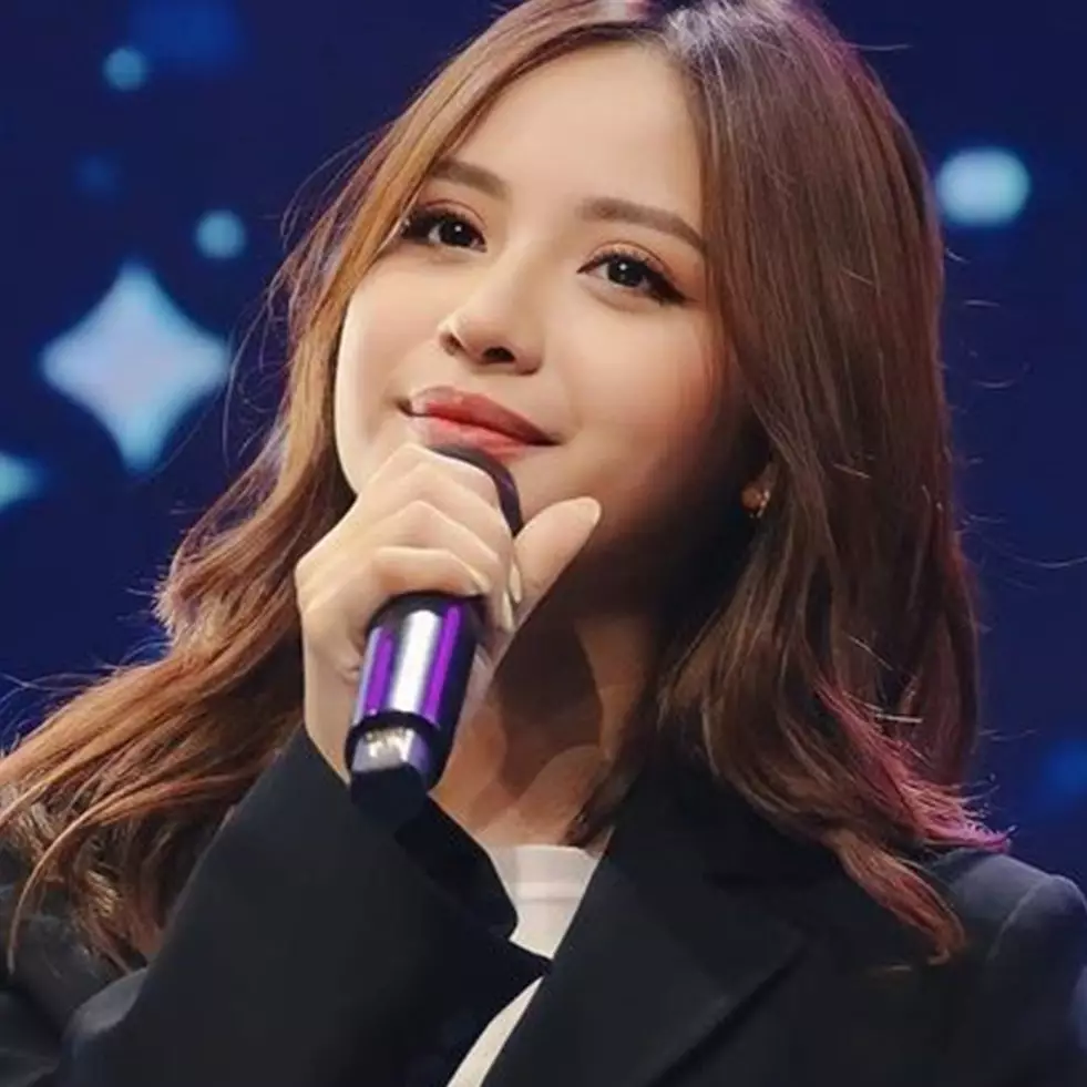 Miliki wajah glowing dan bebas jerawat, intip 5 step daily skincare ala Anggi Marito