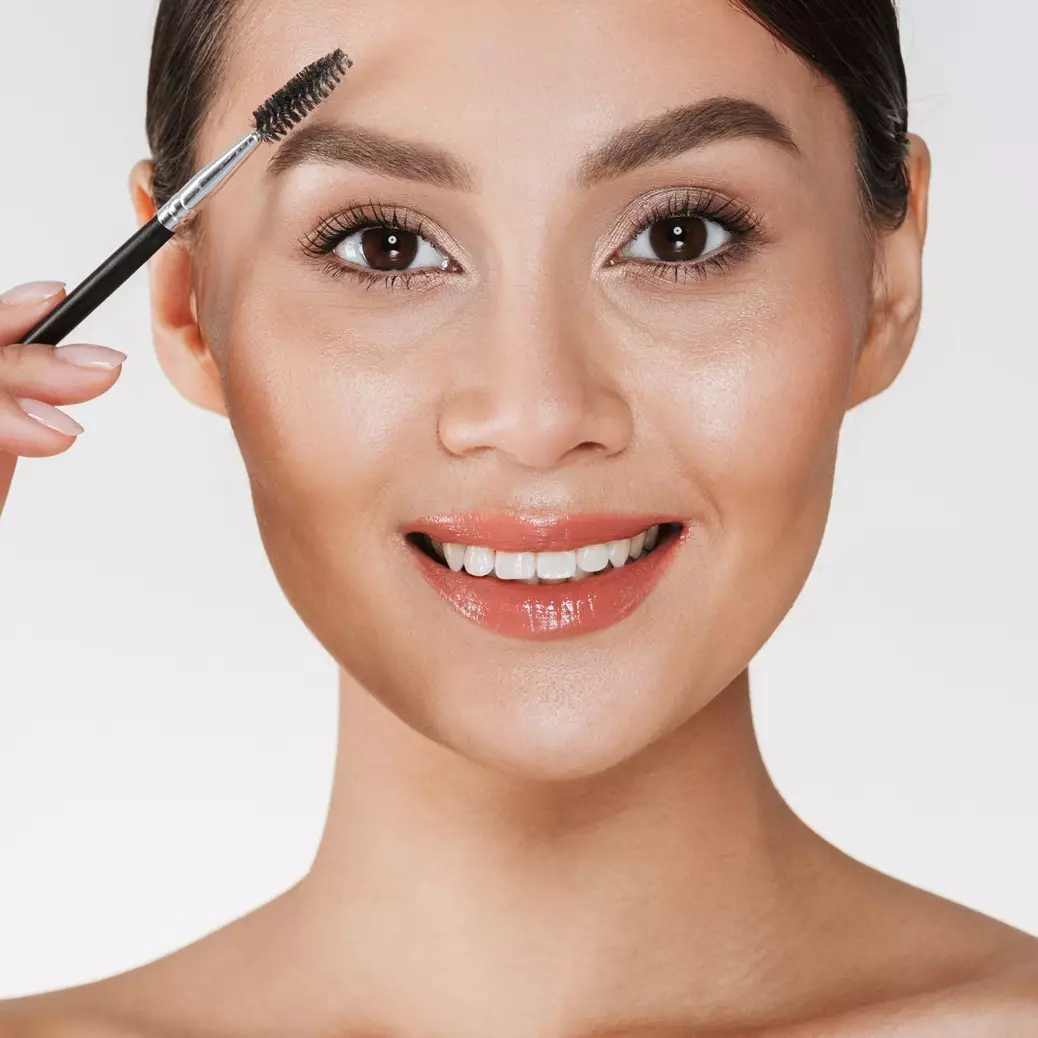 Nggak perlu sulam alis, ini trik bikin alis tebal pakai gel eyebrow waterproof dari 3 bahan alami