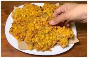 Cara bikin bakwan jagung khas Manado agar lebar, renyah tahan lama, dan tak menyerap banyak minyak