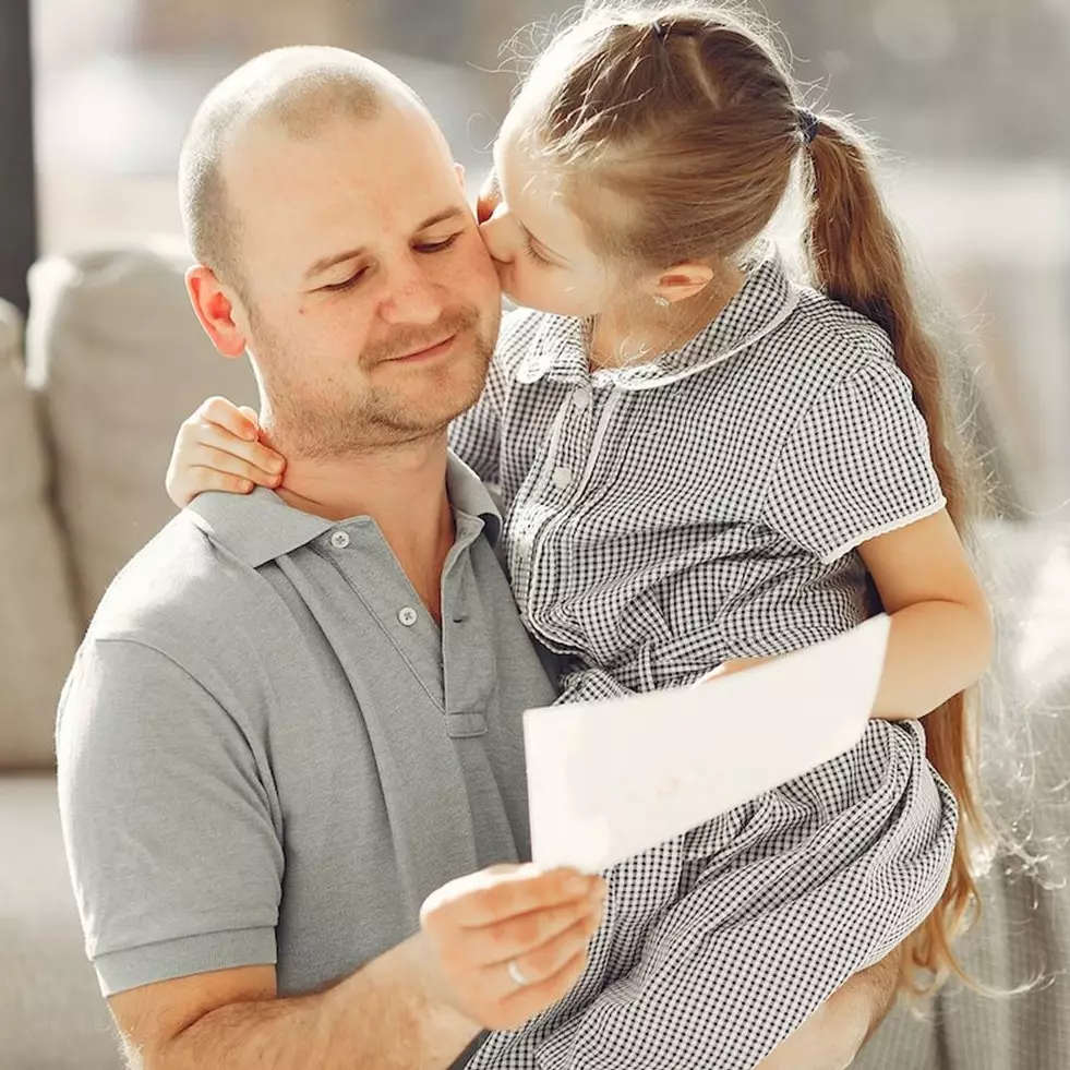 Contoh penerapan sila ke-4 di rumah, salah satunya tidak menyela saat orang lain berbicara
