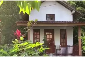 Rumah super minimalis ukuran 3,5x6 meter ini mirip hunian klasik di negeri dongeng, intip 9 potretnya