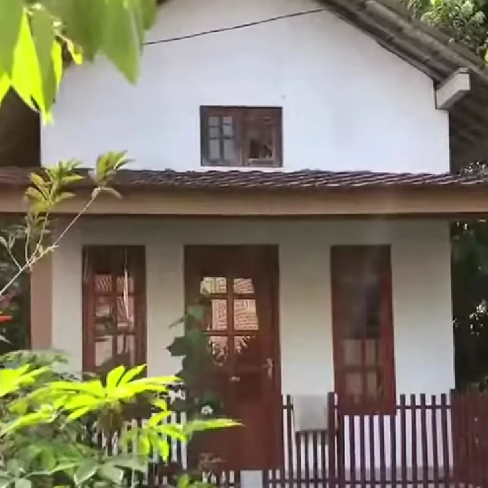 Rumah super minimalis ukuran 3,5x6 meter ini mirip hunian klasik di negeri dongeng, intip 9 potretnya