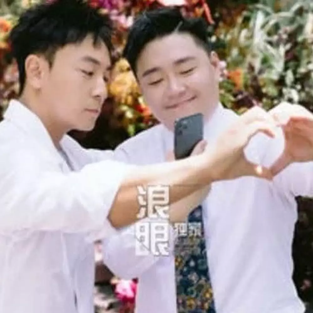 Sahabatan dari kecil hingga kini, ini 9 potret Steven Hao ‘Boboho’ &amp; Shi Xiao Long dari masa ke masa