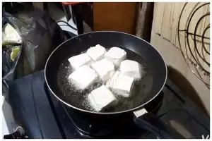 Tak perlu dimarinasi berjam-jam, ini trik goreng tahu agar rasanya tak asam
