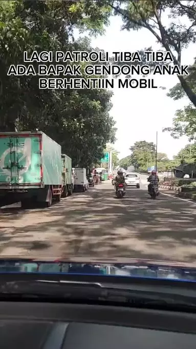 Momen haru ayah nekat stop mobil polisi TikTok Momen haru ayah nekat stop mobil polisi TikTok