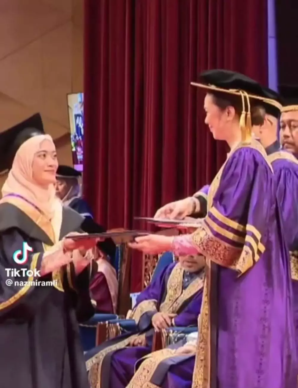 wisuda anak kembar ini kocak abis © TikTok wisuda anak kembar ini kocak abis © TikTok