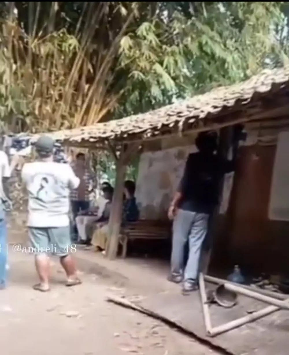 syuting renovasi gubuk reyot © TikTok syuting renovasi gubuk reyot © TikTok