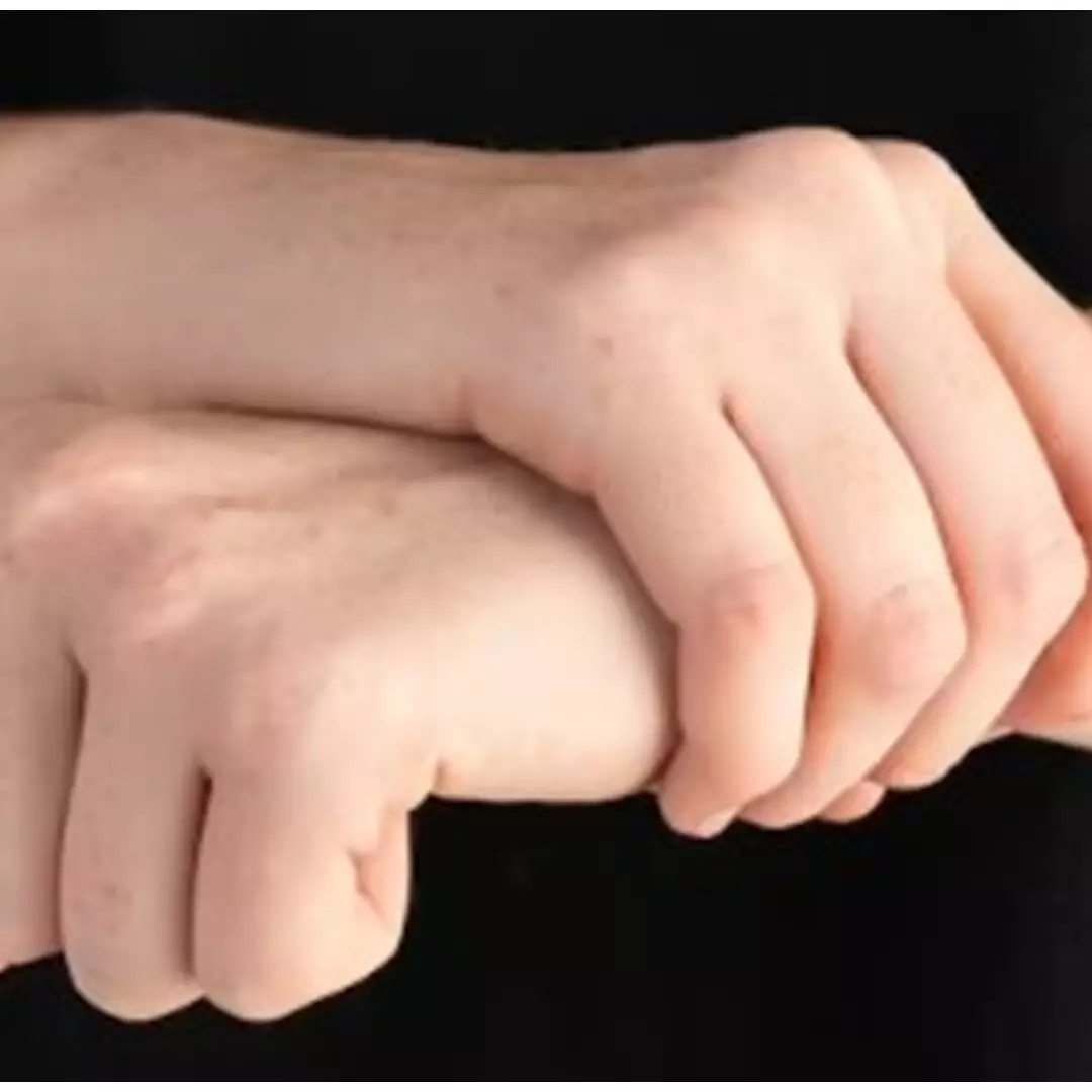 Trik pudarkan flek hitam di tangan akibat sinar matahari hanya pakai body scrub dari 1 bahan bakar