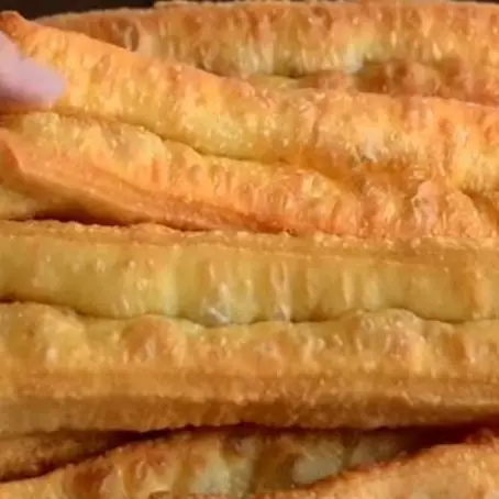 Tanpa telur atau ragi, ini cara bikin adonan cakwe agar mengembang dan tak berminyak saat digoreng