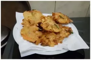 Trik mengolah adonan bakwan sayur biar teksturnya nggak keras, wangi, dan lebih gurih