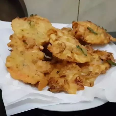 Trik mengolah adonan bakwan sayur biar teksturnya nggak keras, wangi, dan lebih gurih