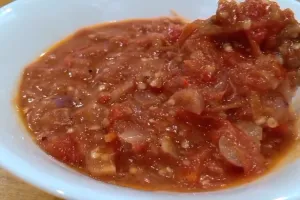 Tanpa cobek ataupun blender, ini cara mudah bikin sambal terasi yang awet berhari-hari