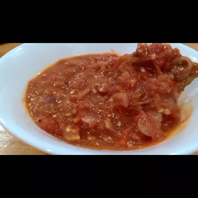 Tanpa cobek ataupun blender, ini cara mudah bikin sambal terasi yang awet berhari-hari