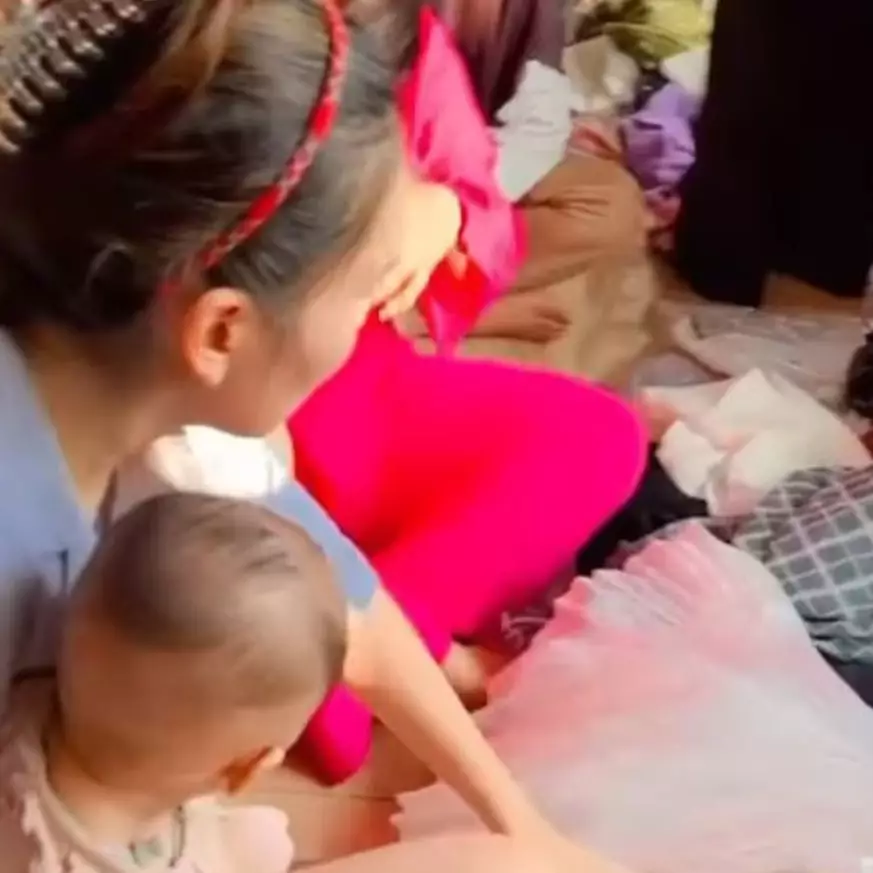 Tak segan jualan baju bekas meski pedangdut top, ini 11 momen Ayu Ting Ting tawar menawar sama pembeli