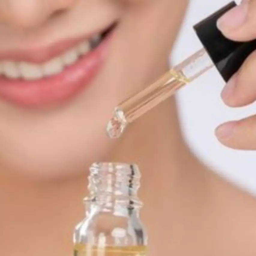Tak perlu suntik botoks, ini trik kencangkan kulit keriput pakai face oil dari 1 jenis bunga