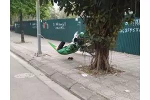 13 Potret kocak driver ojol istirahat di waktu senggang ini di luar nalar, santai dulu nggak sih?