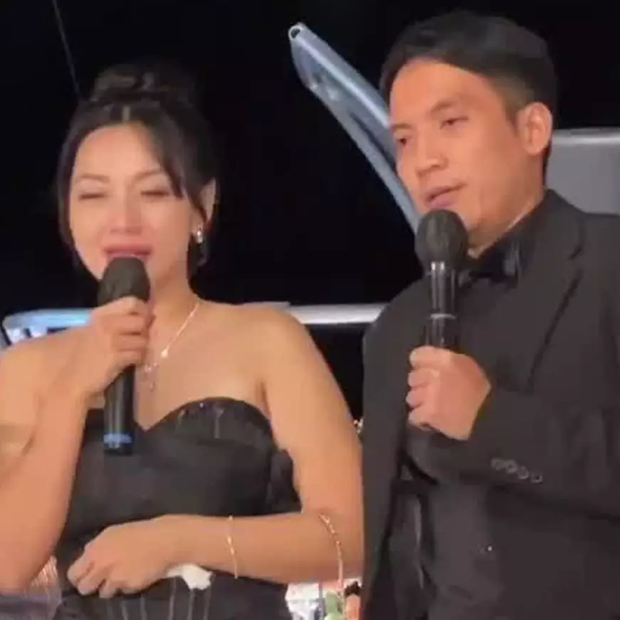 Sambil tahan tangis, begini momen Desta diroasting sahabat di resepsi pernikahan Enzy Storia