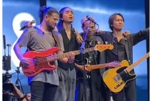 Momen Sakti ikut manggung lagi bareng Sheila On 7, outfitnya malah bikin gagal fokus