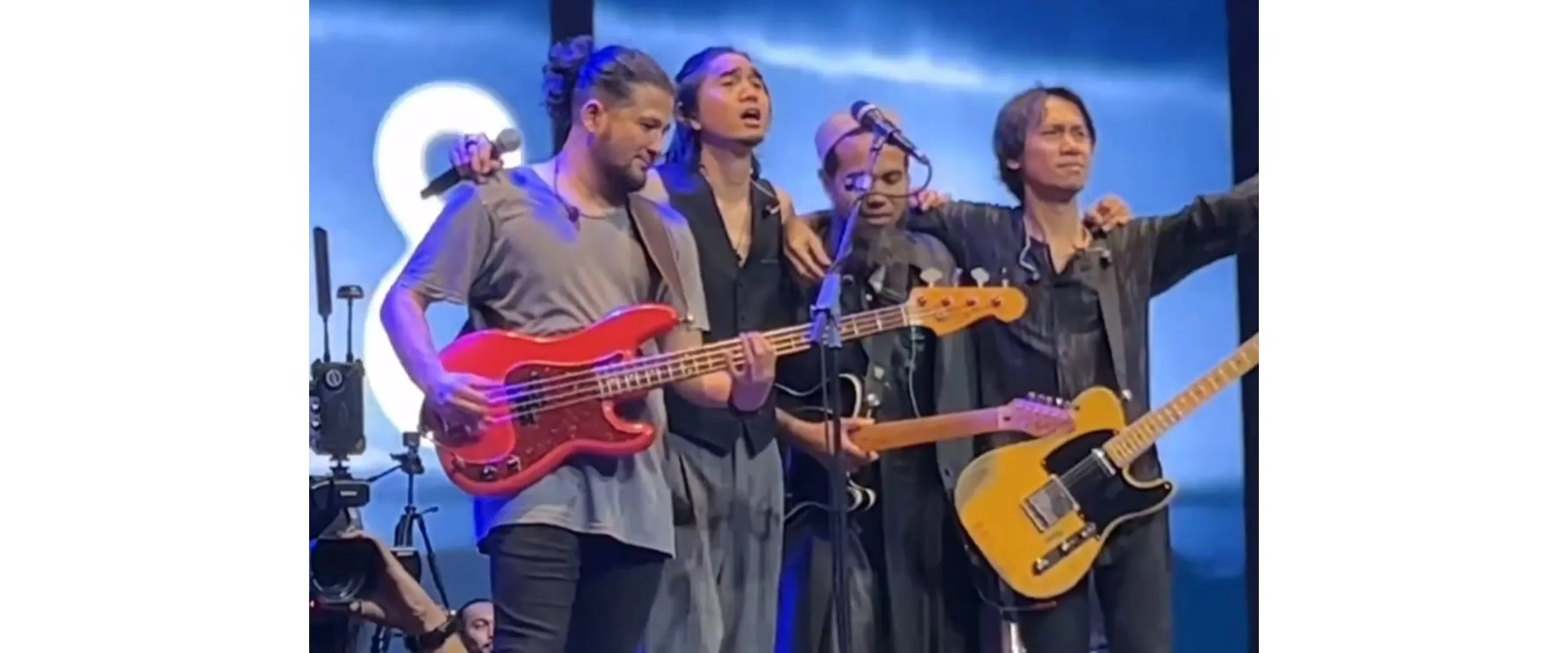 Momen Sakti ikut manggung lagi bareng Sheila On 7, outfitnya malah bikin gagal fokus