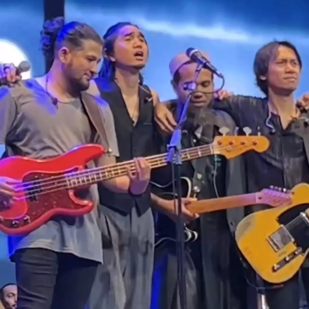 Momen Sakti ikut manggung lagi bareng Sheila On 7, outfitnya malah bikin gagal fokus