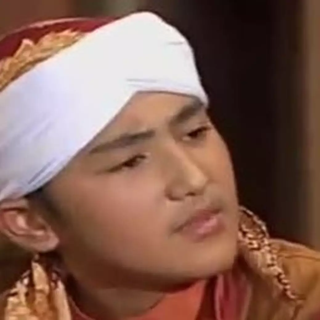 Dari penyanyi cilik kini jadi model wanita tanpa oplas, begini 11 potret dulu &amp; kini Dena Rachman