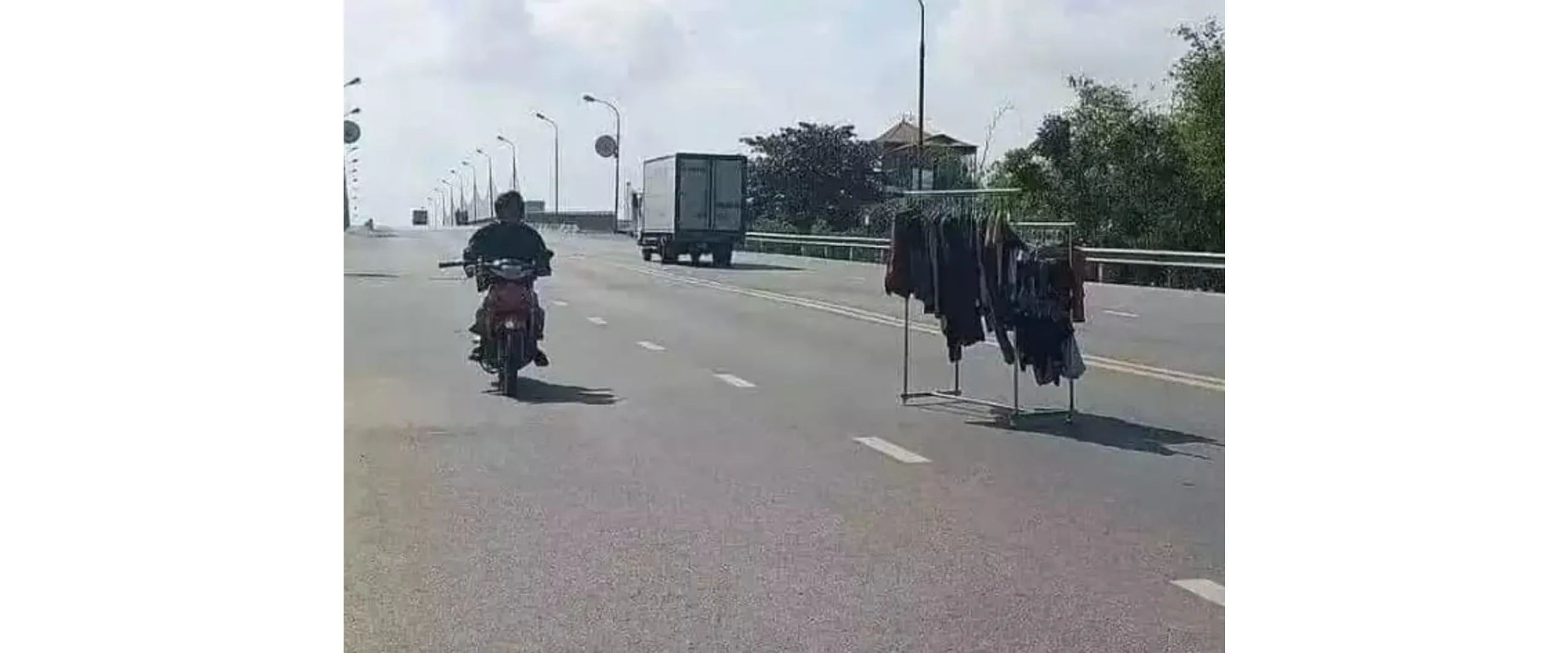 Bikin kaget, 13 potret kocak penampakan benda asing di jalan ini sungguh membingungkan