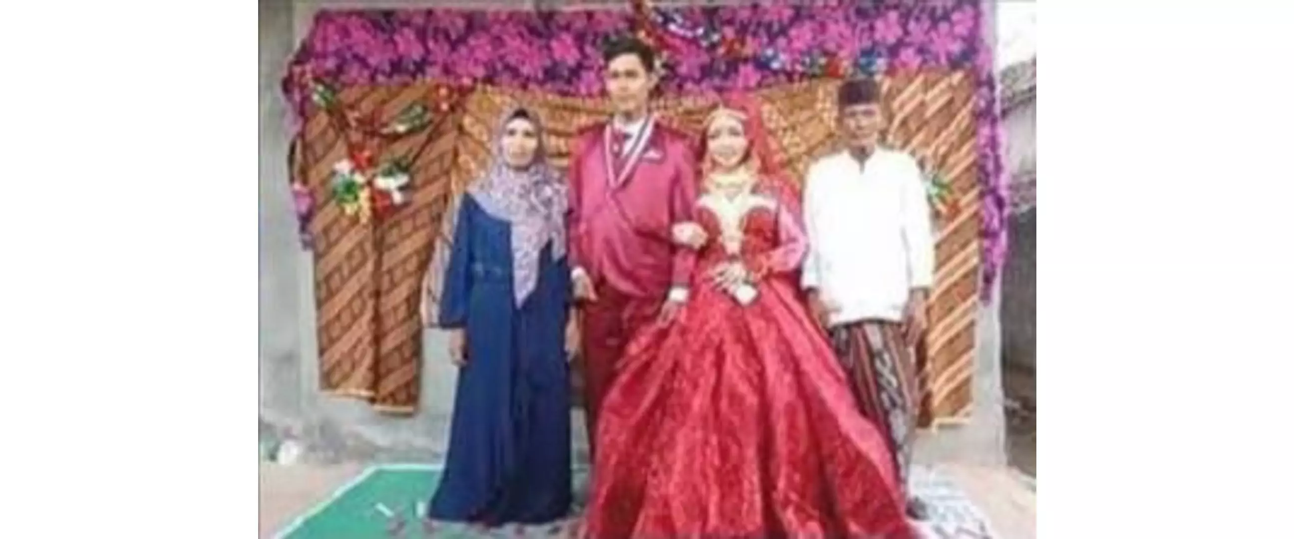 Pasangan ini menikah di teras rumah pakai kain jarik dan kursi plastik, penampakannya bikin takjub