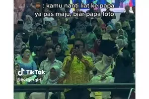 Hadir di acara wisuda anak demi bisa memotret, hasil jepretan pria ini bikin haru meski pakai HP jadul