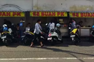Rahasia di balik larisnya Es Buah PK, meski lesehan tapi ramai pelanggan