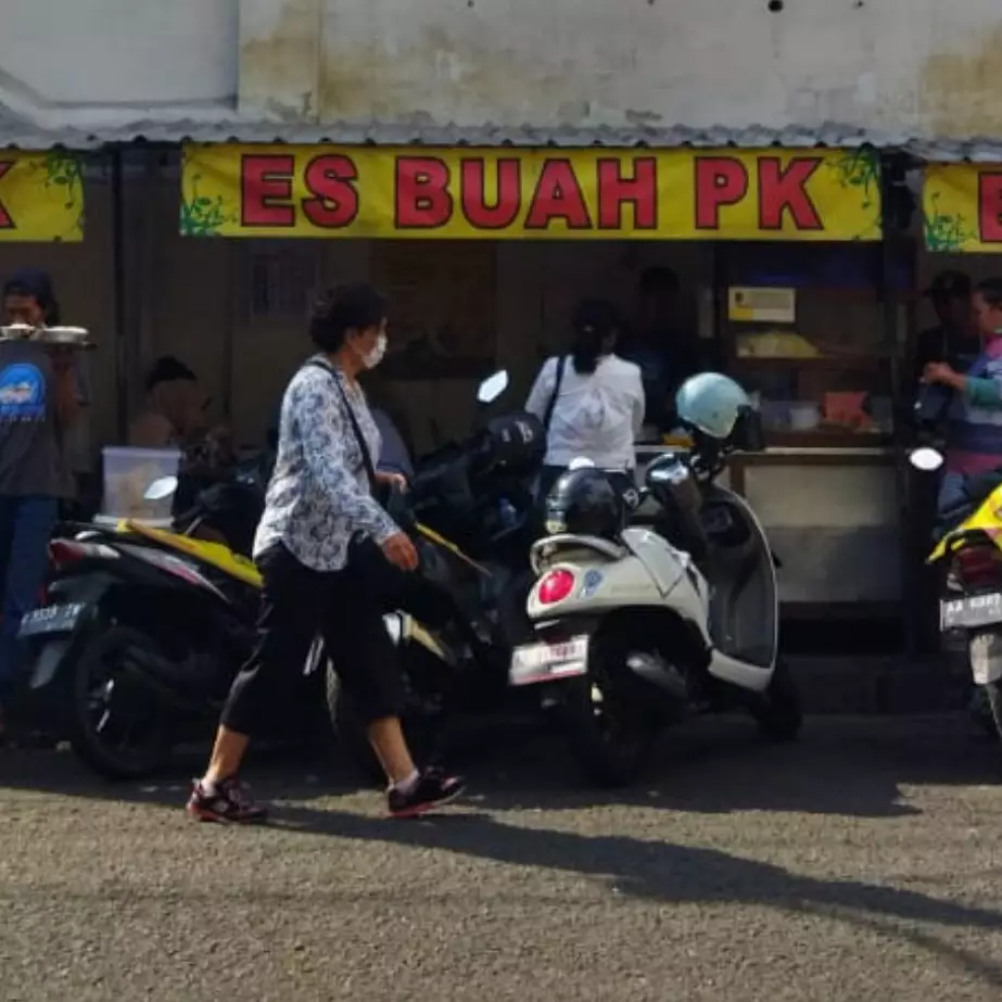 Rahasia di balik larisnya Es Buah PK, meski lesehan tapi ramai pelanggan