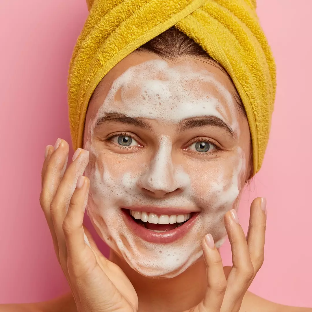 Trik samarkan kerutan di wajah pakai facial wash alami dari 1 jenis sayuran