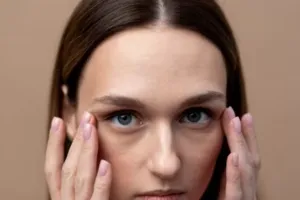 Bukan pakai eye patch, begini trik mencerahkan mata panda pakai masker dari 1 jenis rempah