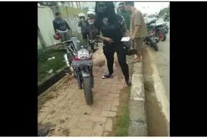 Pengin ketawa tapi kasihan, 11 potret kocak orang apes saat naik motor ini bikin ngelus dada