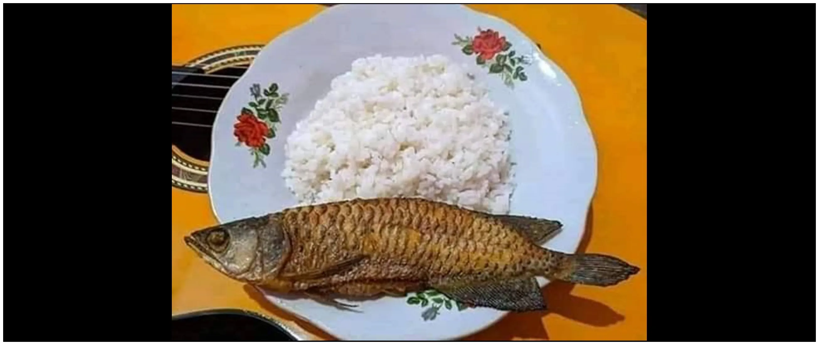11 Potret kocak makan pakai lauk ikan ini nyeleneh abis, bikin nggak habis pikir