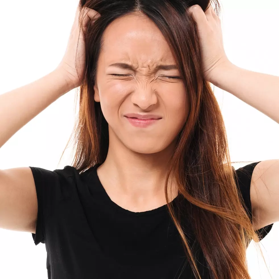 Trik atasi ketombe tanpa sampo khusus, pakai air ramuan dari 3 bahan alami