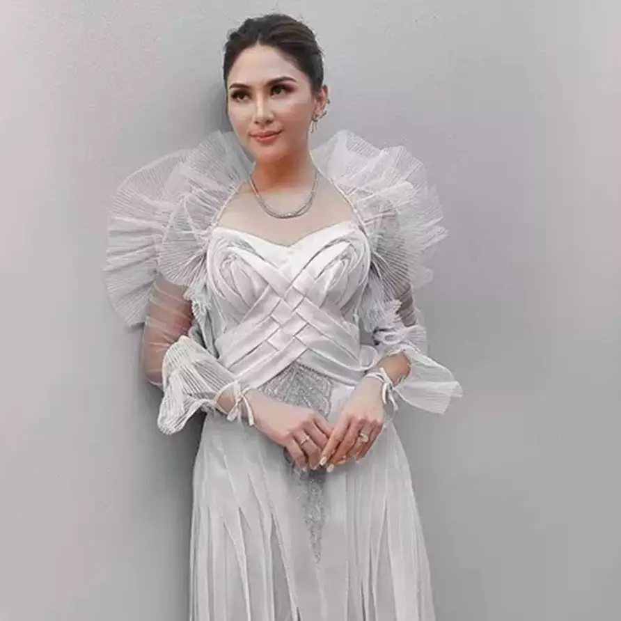 Sama-sama digelar di Bali, ini 7 beda gaya resepsi pernikahan Jessica Mila dan Enzy Storia