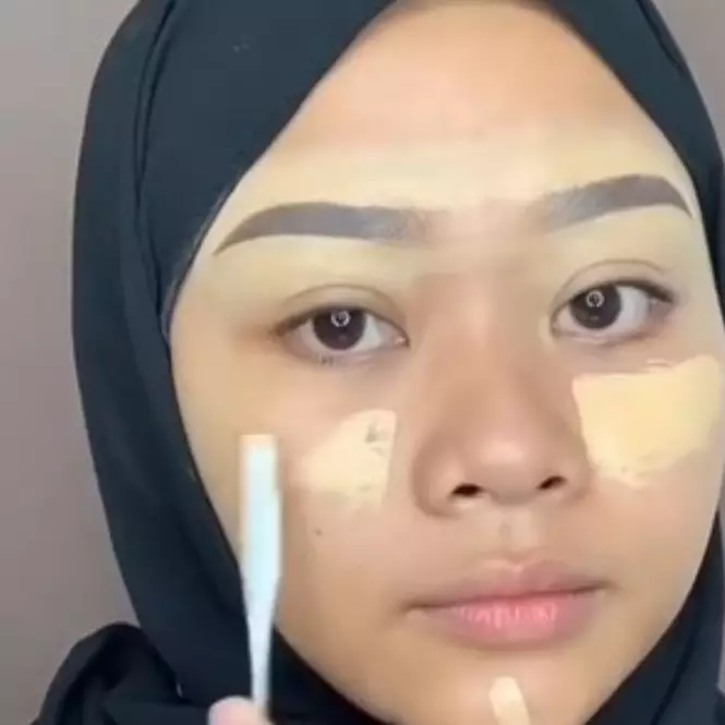 Wanita ini recreate makeup glowing Ria Ricis, Alih-alih mirip hasilnya malah beda 180 derajat