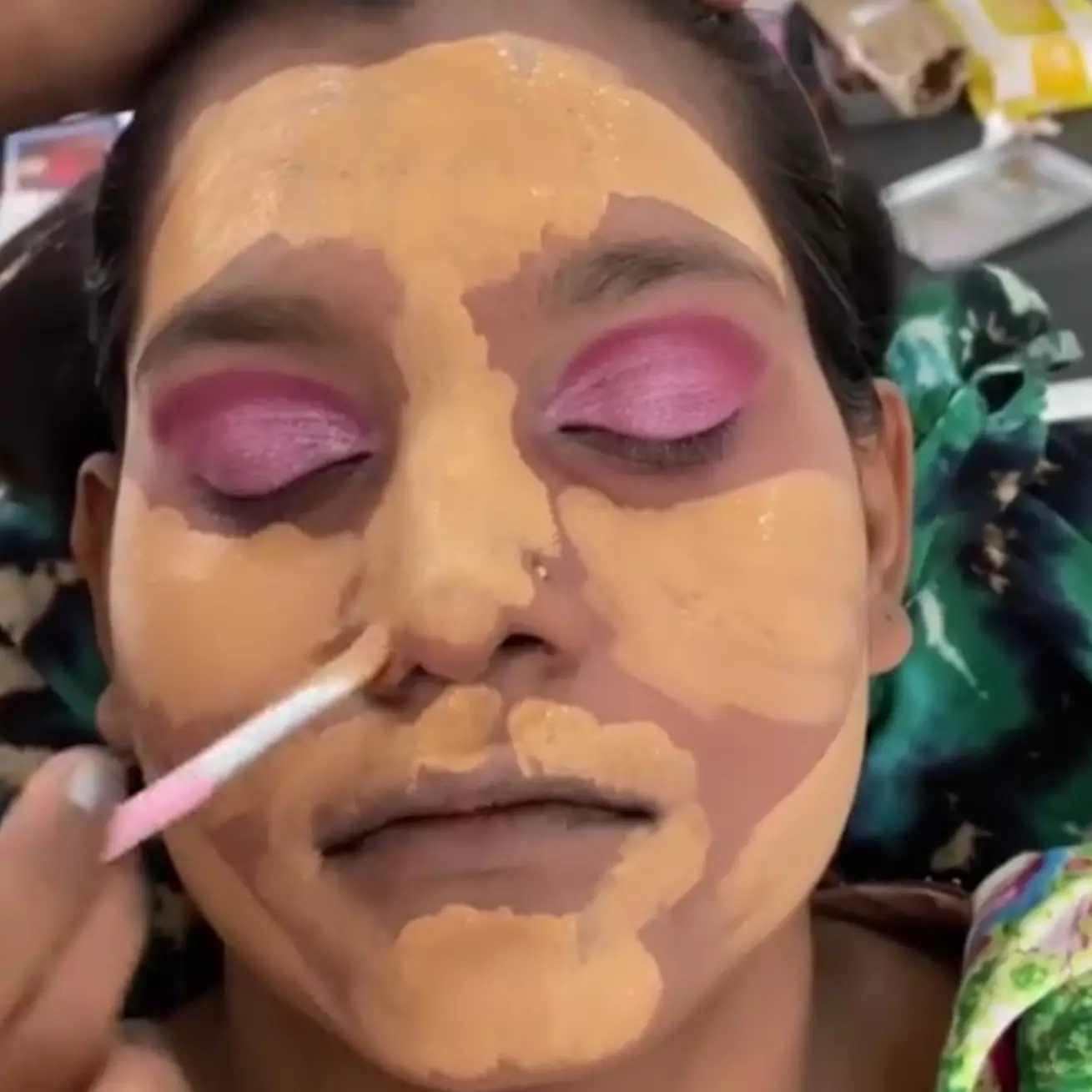 Before-after wanita kulit sawo matang dimakeup ala India, hasilnya bikin lupa wajah aslinya