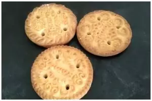 Tanpa rice cooker atau microwave, ini cara mengembalikan biskuit melempem jadi renyah lagi