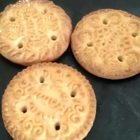 Tanpa rice cooker atau microwave, ini cara mengembalikan biskuit melempem jadi renyah lagi