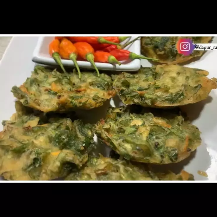 Cara mudah goreng bakwan bayam renyah, tak menyerap banyak minyak, dan antiambyar meski tanpa telur