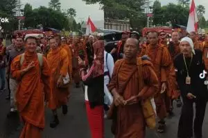 Momen rombongan biksu datang di Candi Borobudur usai jalan kaki dari Thailand, disambut barisan warga