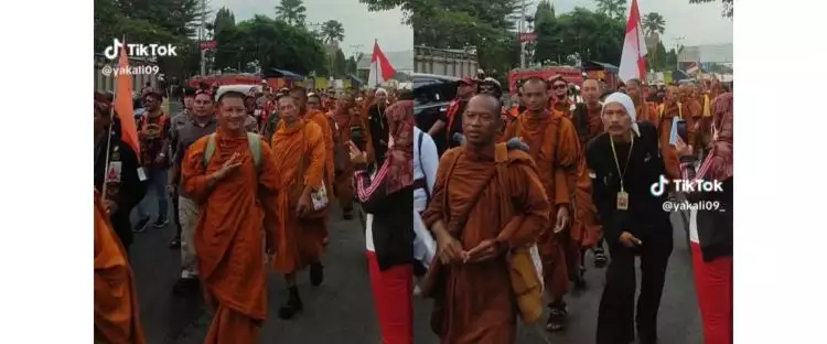 Momen rombongan biksu datang di Candi Borobudur usai jalan kaki dari Thailand, disambut barisan warga